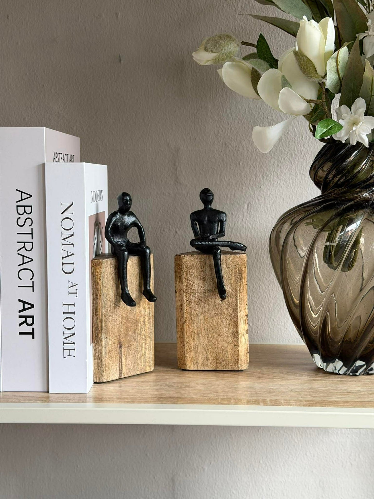 Zittende figuur op houten blok - MIX