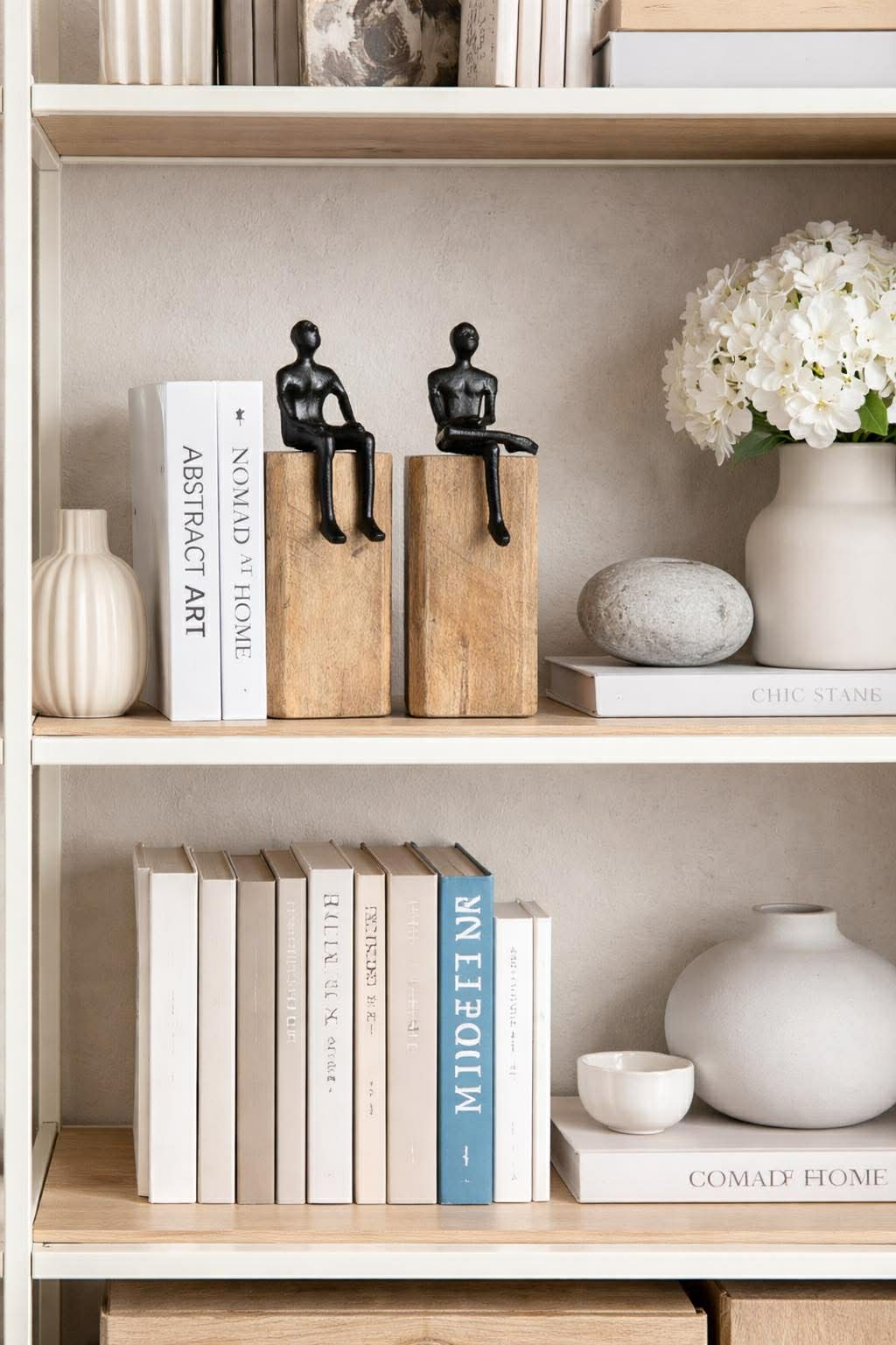 Zittende figuur op houten blok - MIX