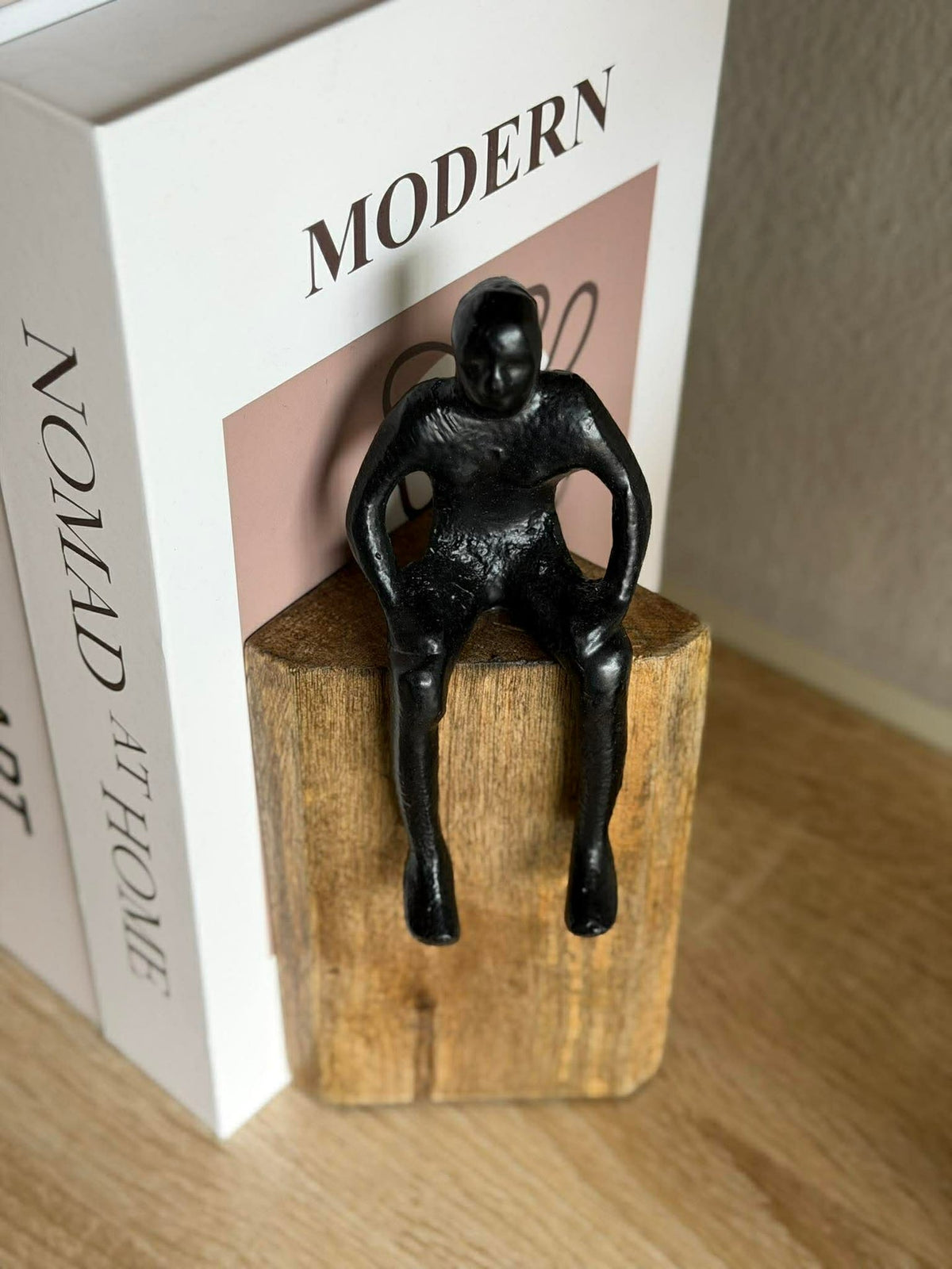 Zittende figuur op houten blok - MIX