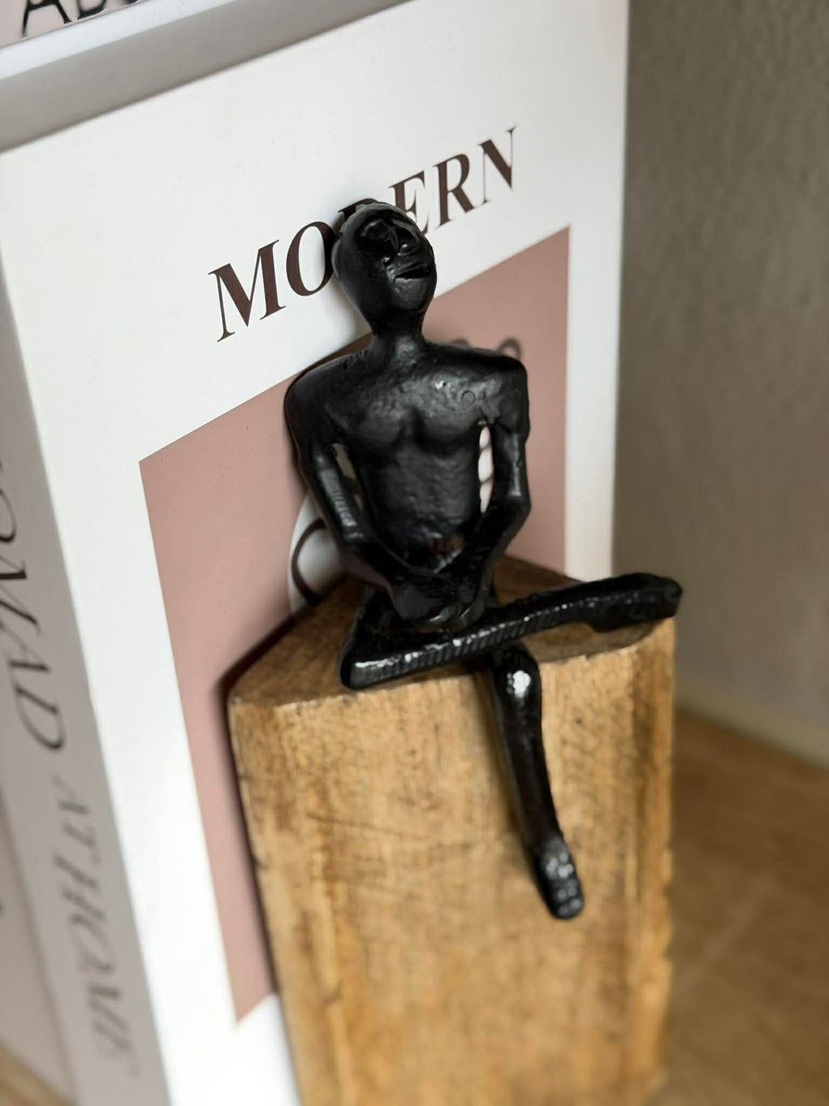 Zittende figuur op houten blok - MIX