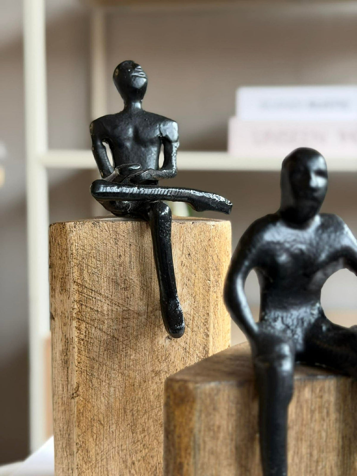 Zittende figuur op houten blok - MIX