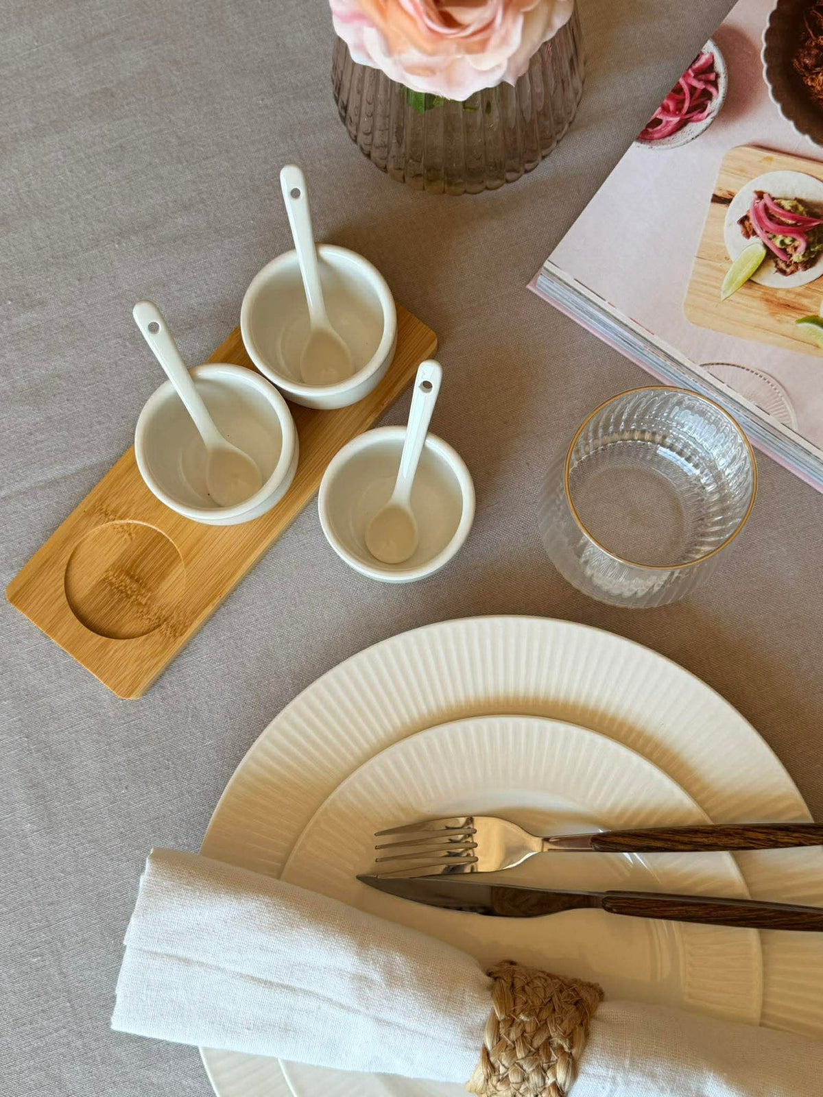 Tapas - 3 schaaltjes met lepel op schaal