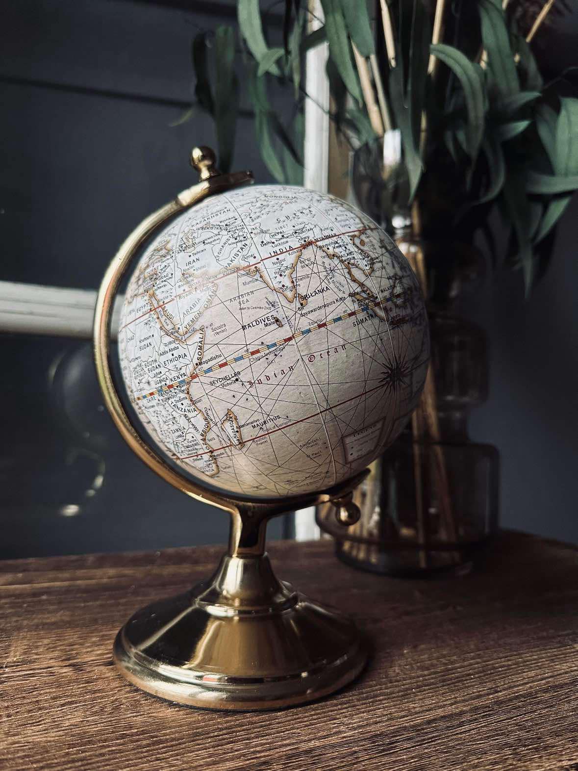 Globe Zandkleurig - 32cm gouden voet