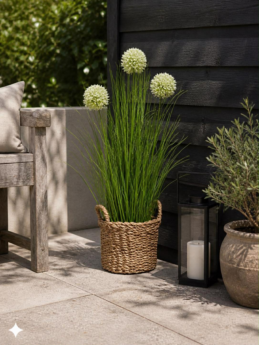 Gras en alliumbloemen in pot