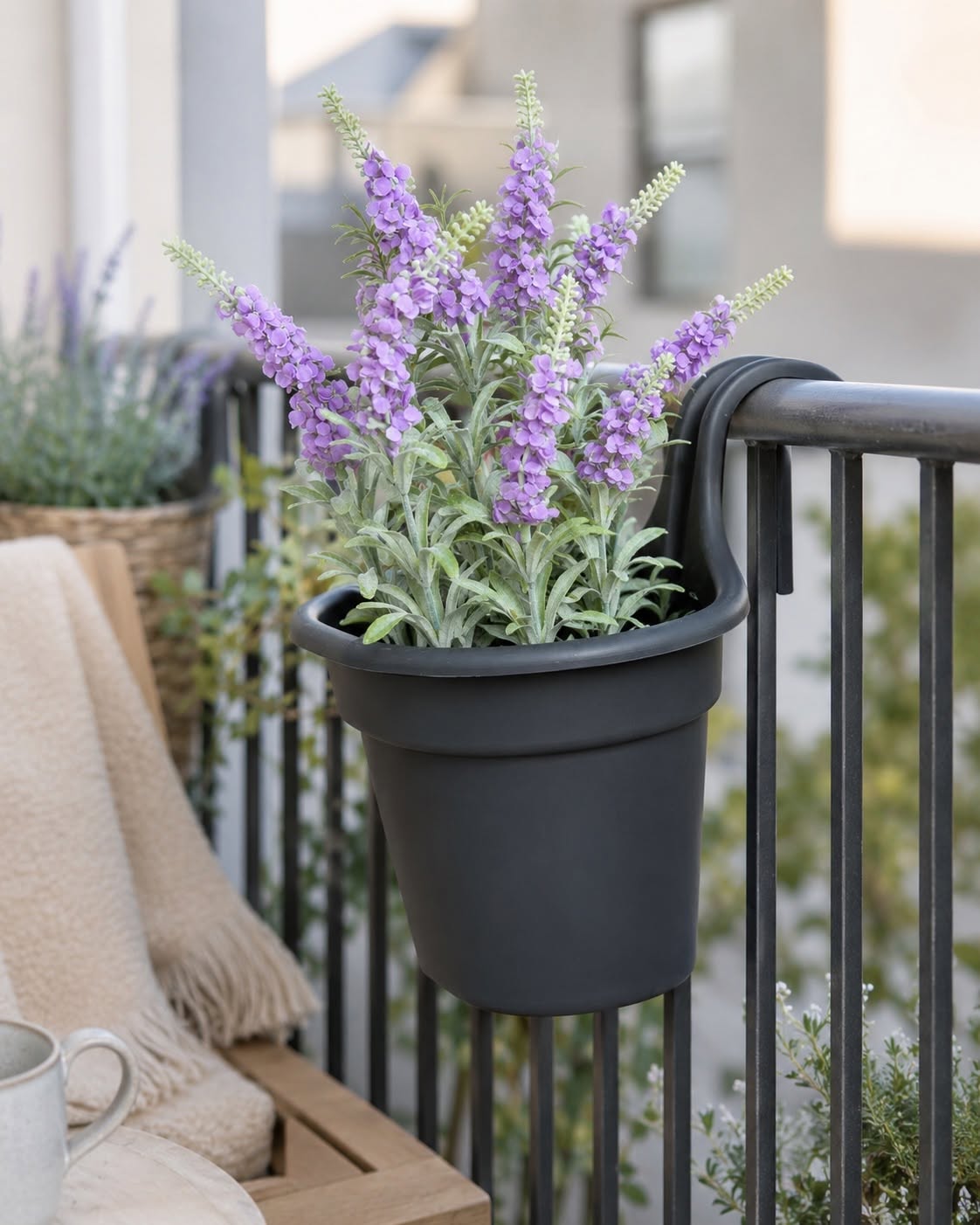 Bloempot voor hek/balkon – donkergrijze kunststof