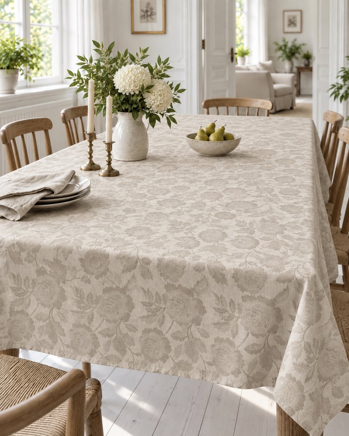 Nappe JACQUARD fleur sable sur table dans le salon avec bougies