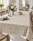 Nappe JACQUARD fleur sable sur table dans le salon avec bougies
