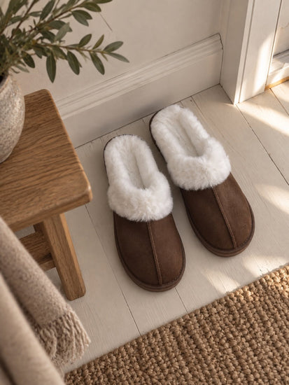 Chaussons Choko blancs avec bordure en fourrure, sur le sol