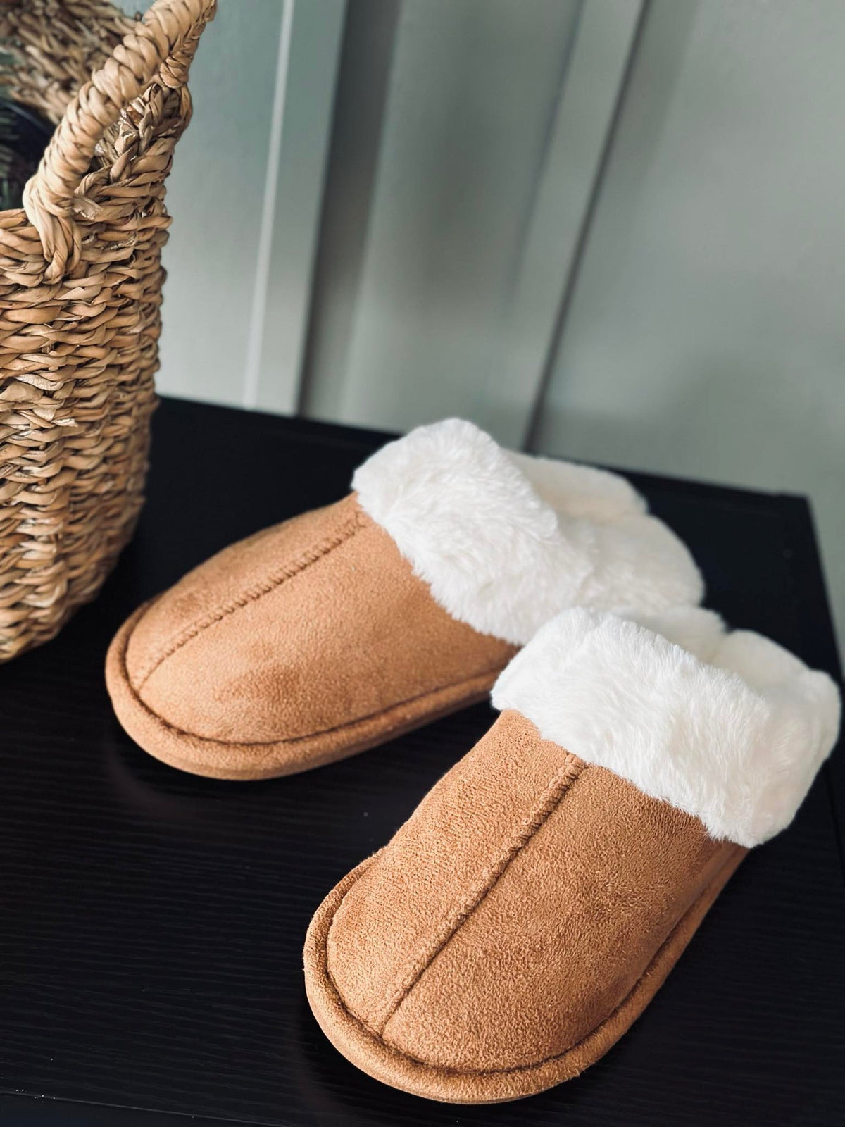 Cognackleurige pantoffels met witte bontkraag