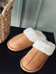 Cognackleurige pantoffels met witte bontkraag