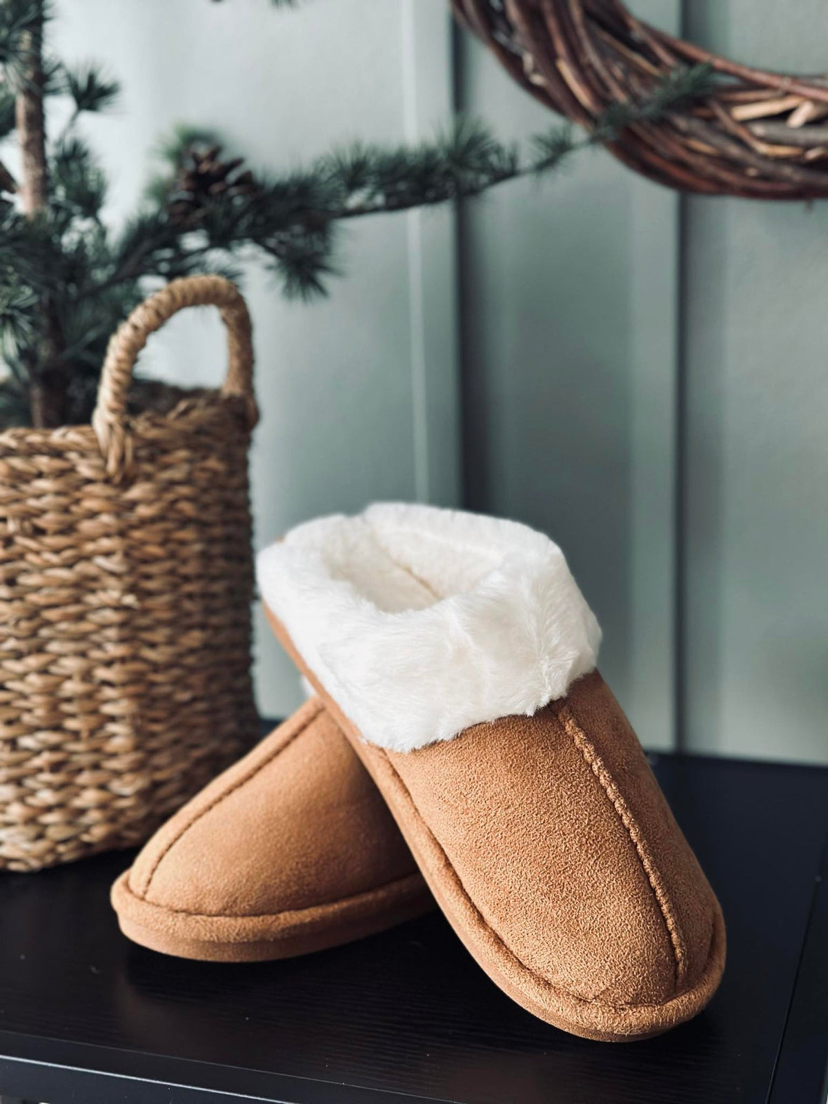 Cognackleurige pantoffels met witte voering en zachte suède look