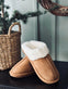 Cognackleurige pantoffels met witte voering en zachte suède look