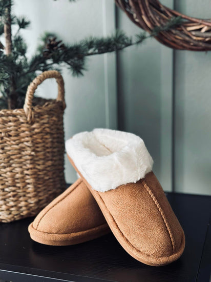 Cognackleurige pantoffels met witte voering en zachte suède look