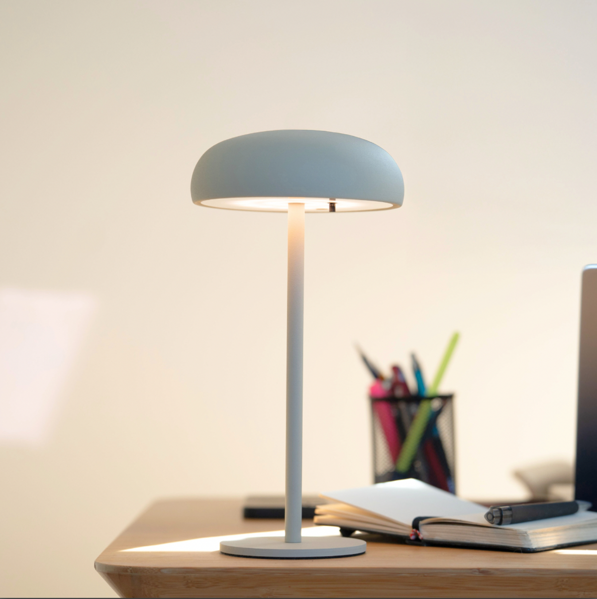 Isolde LED touch tafellamp. Zwart/Beige