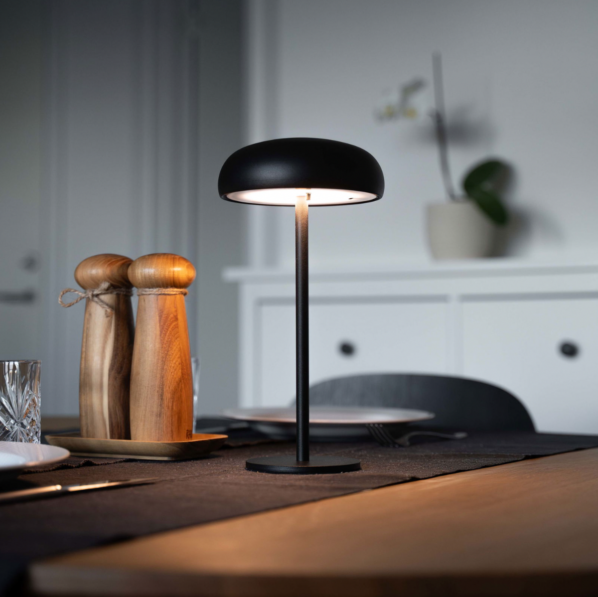 Isolde LED touch tafellamp. Zwart/Beige