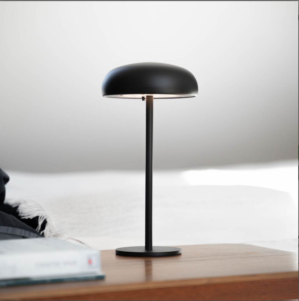 Isolde LED touch tafellamp. Zwart/Beige