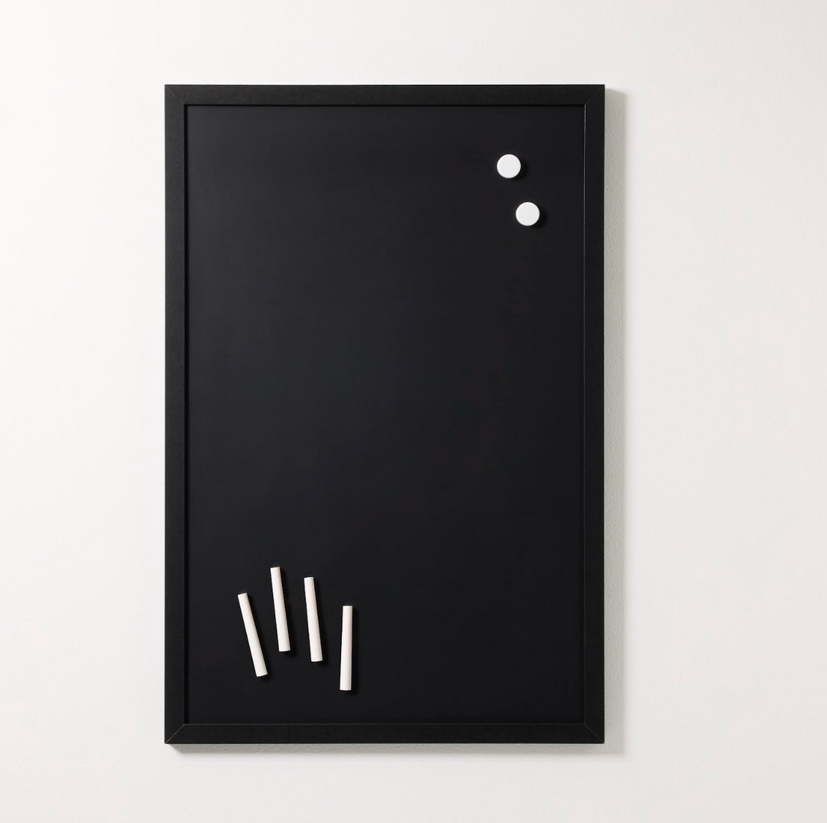 Magnetisch krijtbord zwarte lijst, 40 x 60 cm.