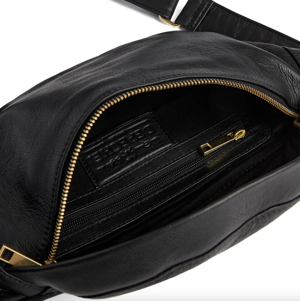 Bumbag met goudkleurige ketting op de schouderriem