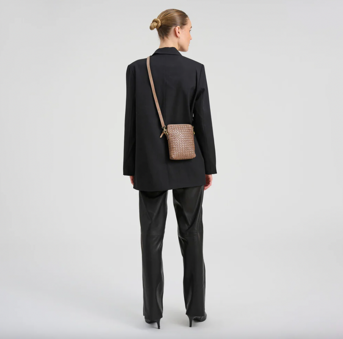 Mobiele tas Sofya- Handgevlochten Dark taupe