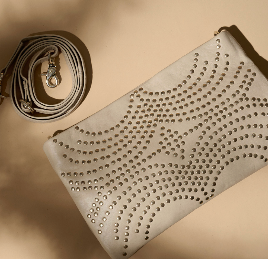 Leren clutch met studs - Vanilla