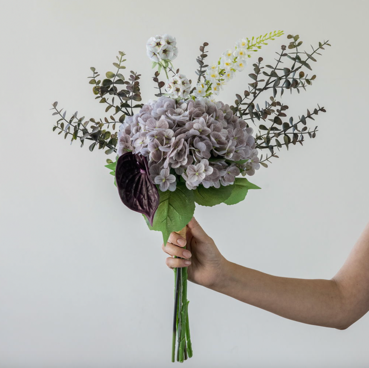 Boeket met hortensia en eucalyptus