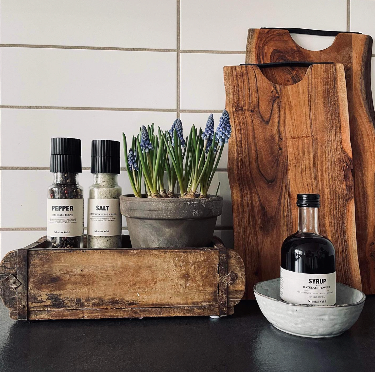 Rustieke baksteenmal - houten kist