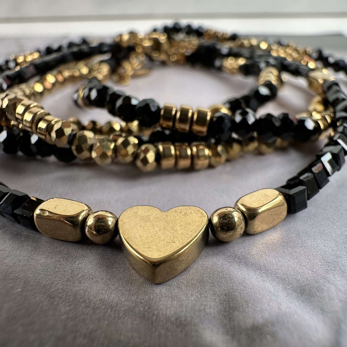 Armbånd Black MICHELLE hjerte – 5 armbånd - VIAMAJA.DK