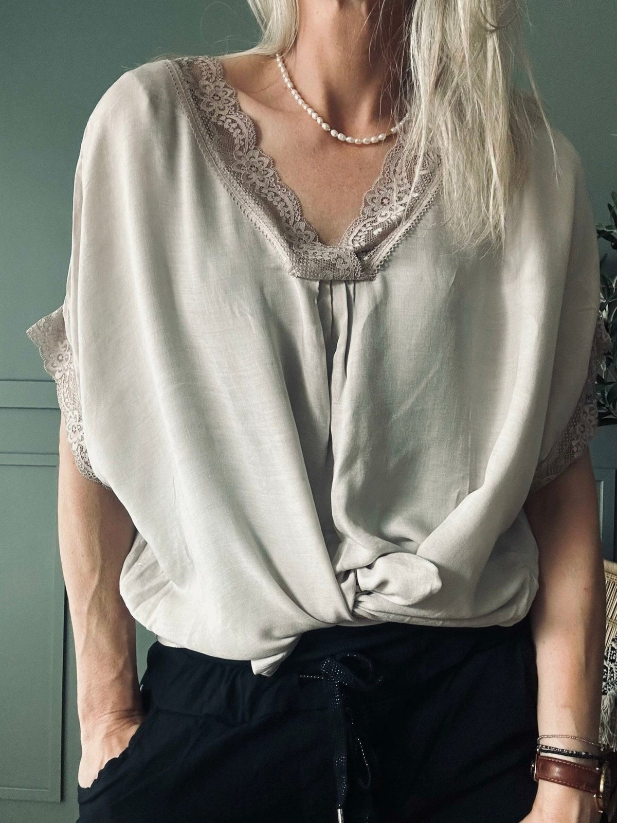 Bluse med blonde – Beige oversize - VIAMAJA.DK