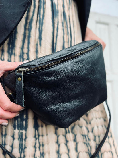 Bumbag BELLA i Black bøffellæder - VIAMAJA.DK