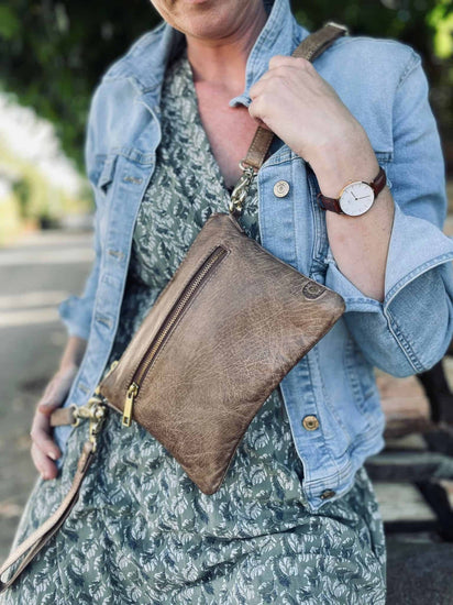 Clutch i blødt skind - MESSI Taupe - VIAMAJA.DK