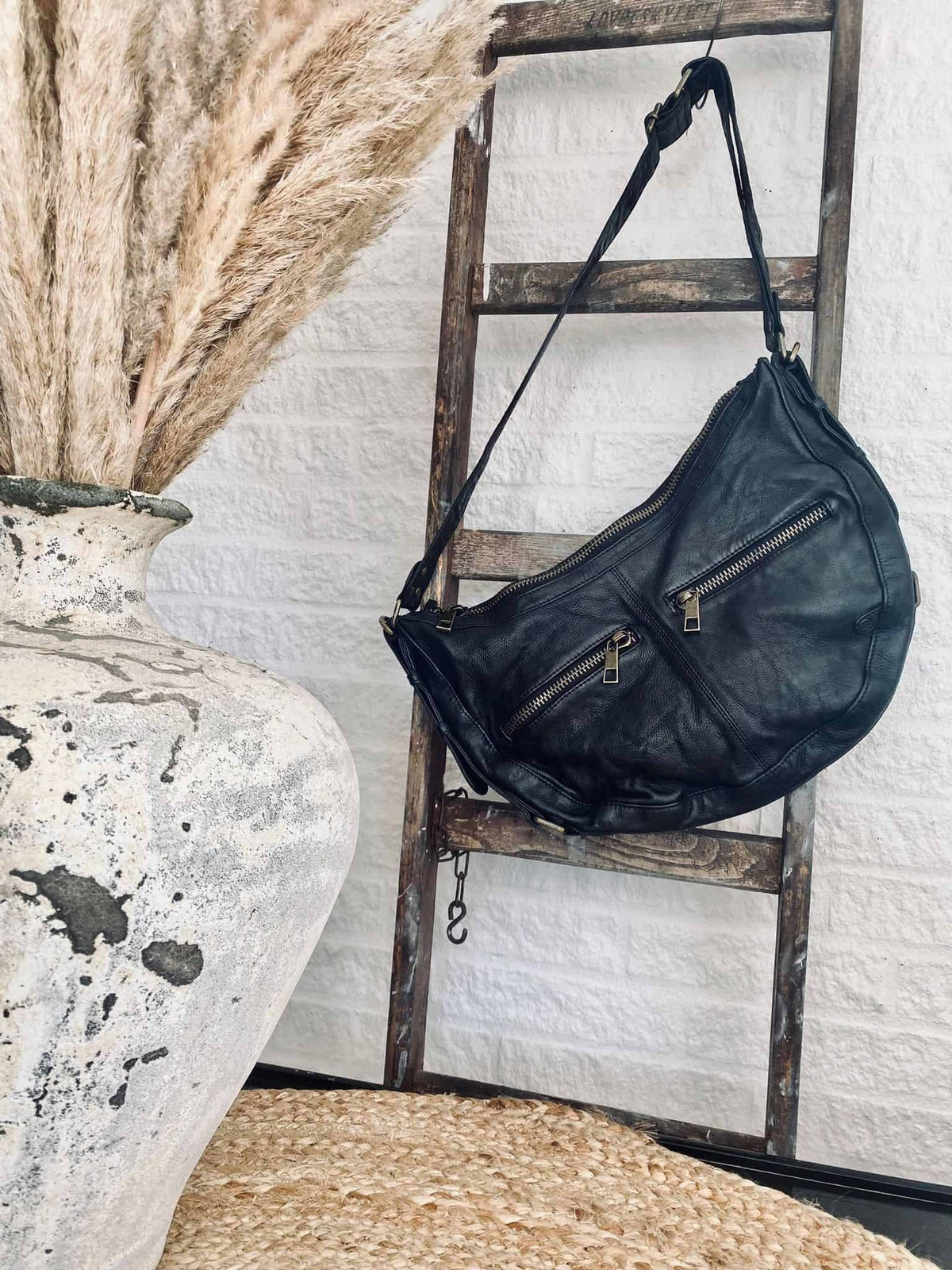 Cool læder skuldertaske i vintage look - Black - VIAMAJA.DK