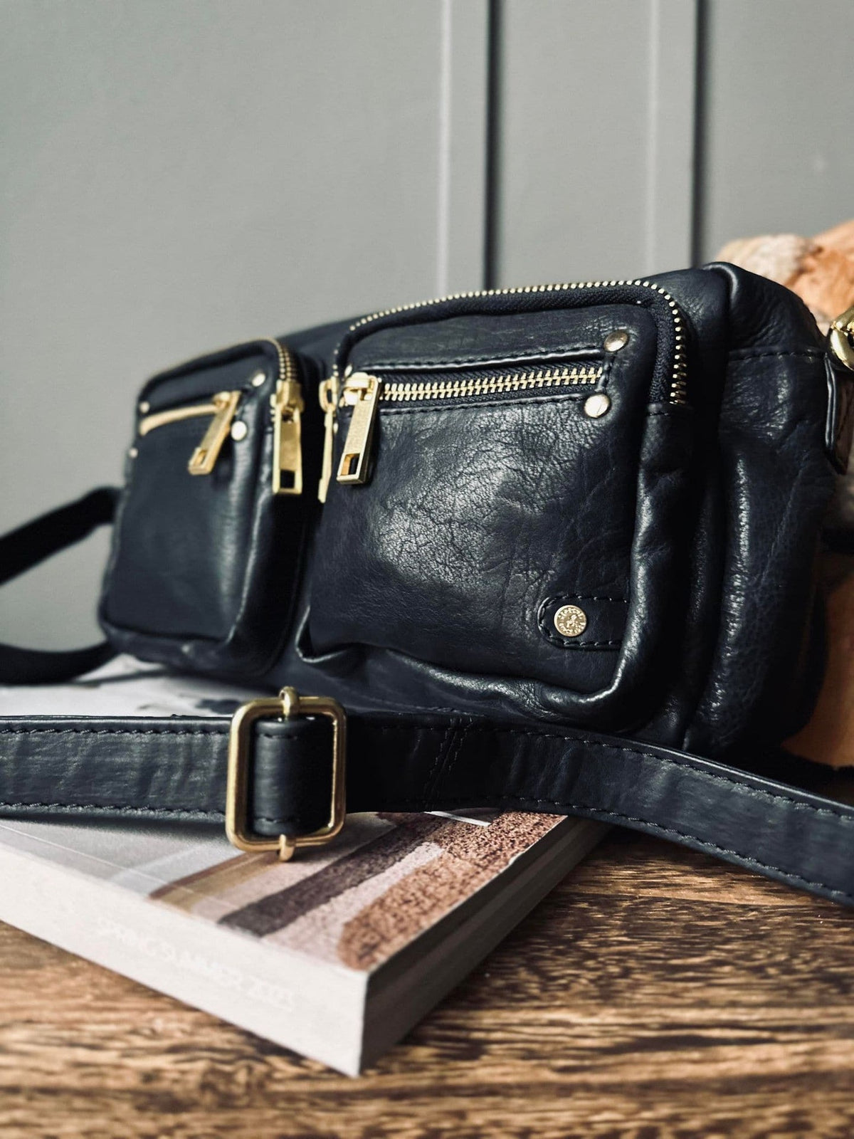 Crossbody Black / gold - VIAMAJA.DK