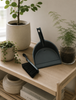 Stoffer en blik met bezem - Recycling plastic