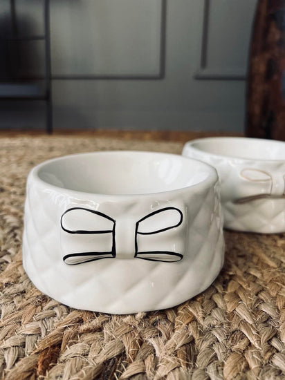 Foderskål med sløjfe - Hvid porcelæn med sort - VIAMAJA.DK