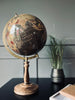 Globus op hoge houten voet - Dark