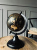 Globe - Zwart / Goud op zwarte voet - H 23 cm