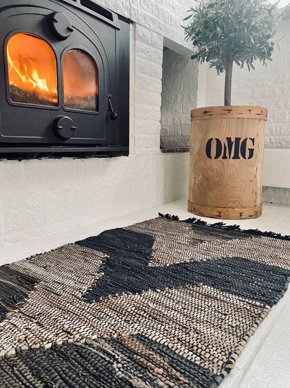 Gulvtæppe i flettet skind – Brown zigzag 60x90cm - VIAMAJA.DK