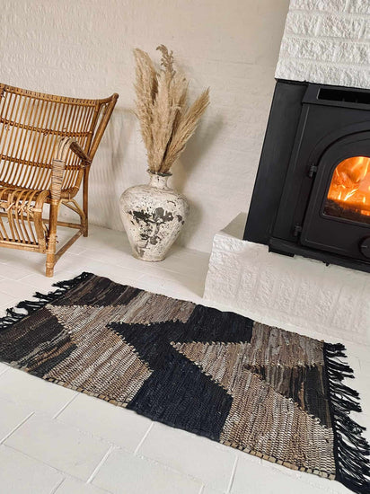 Gulvtæppe i flettet skind – Brown zigzag 60x90cm - VIAMAJA.DK