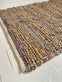 Gulvtæppe i flettet skind og jute - Beige 70x140cm - VIAMAJA.DK