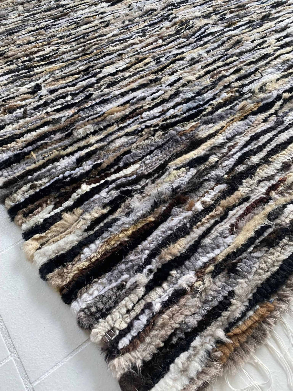 Gulvtæppe i lammeskind - 155x190cm - VIAMAJA.DK