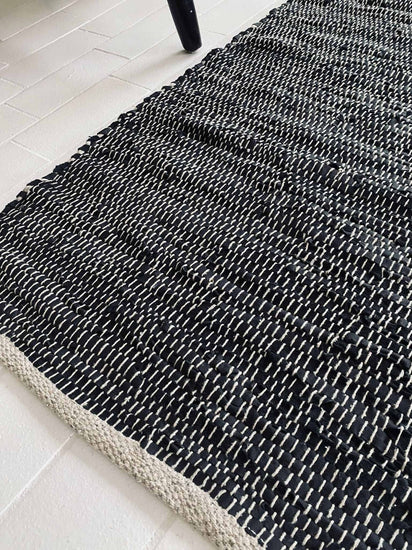 Gulvtæppe i skind med hvid tråd - 70x140cm - VIAMAJA.DK