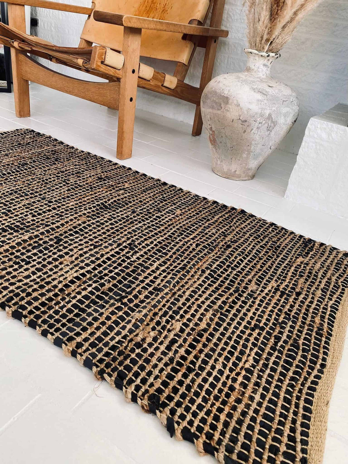 Gulvtæppe i skind og jute - Sort 140x200cm - VIAMAJA.DK