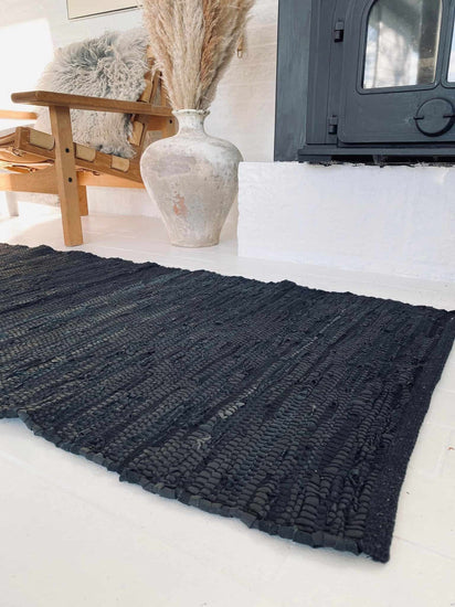 Gulvtæppe i skind – Sort 70X200cm - VIAMAJA.DK