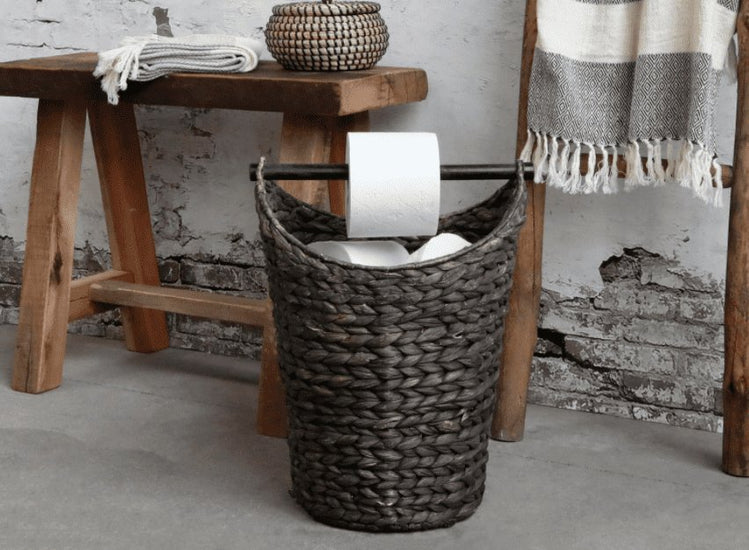Kurv m. toiletpapirholder - Mørk - VIAMAJA.DK