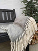 Heerlijke warme plaid – Lichtgrijs met witte franjes