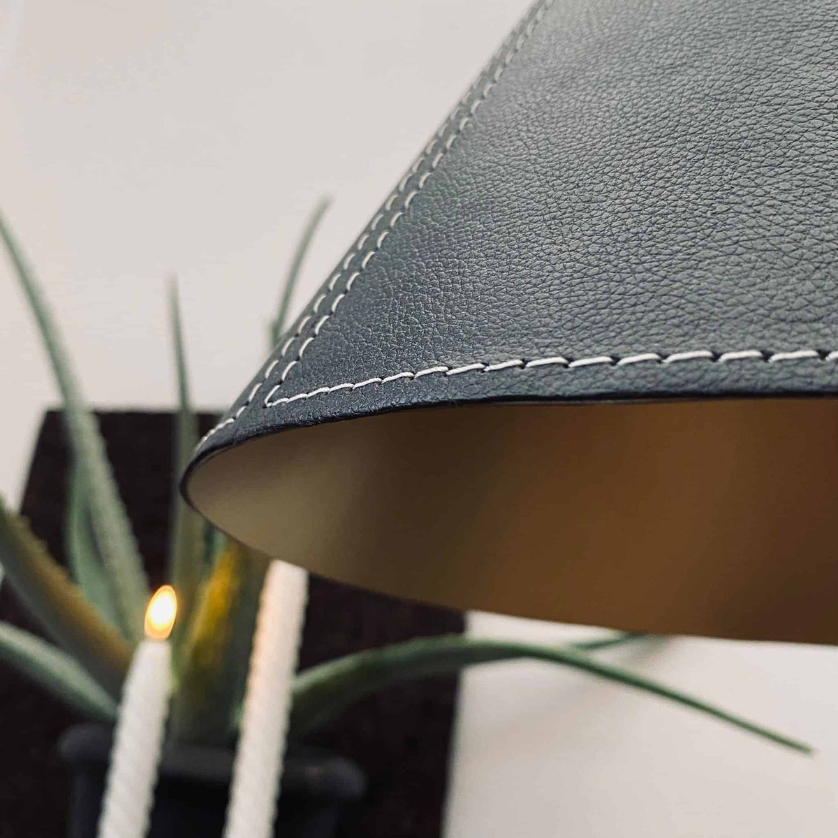 Lampe "kegle" Læder look Sort - VIAMAJA.DK