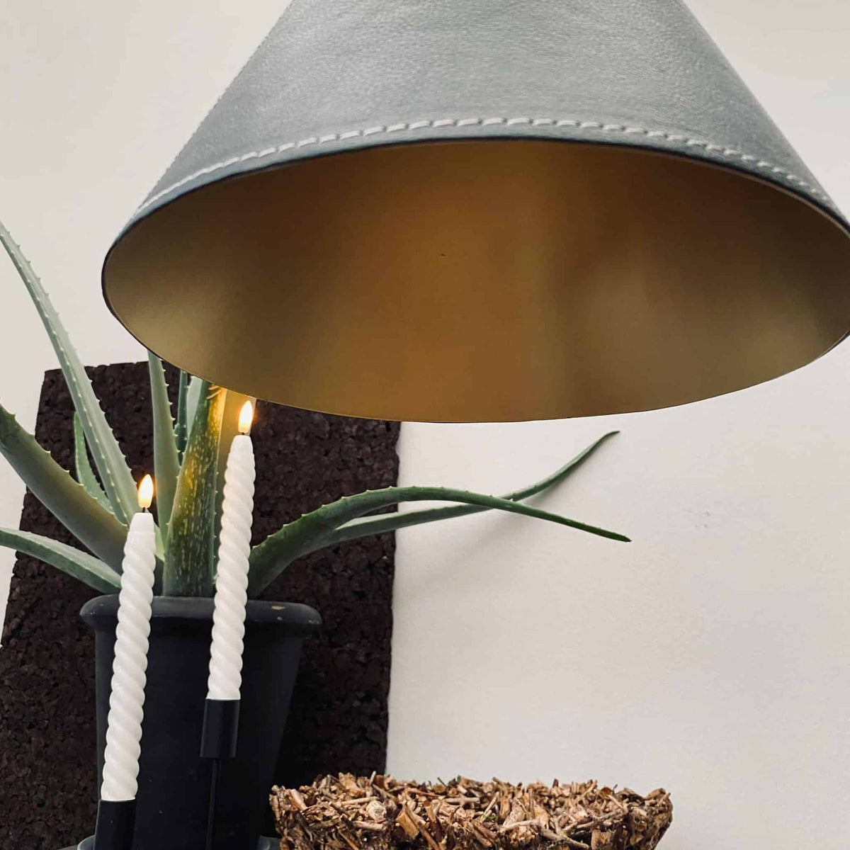 Lampe "kegle" Læder look Sort - VIAMAJA.DK