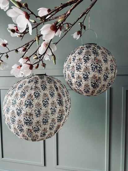 Lampe med solceller – Flower Beige dia 40cm - VIAMAJA.DK