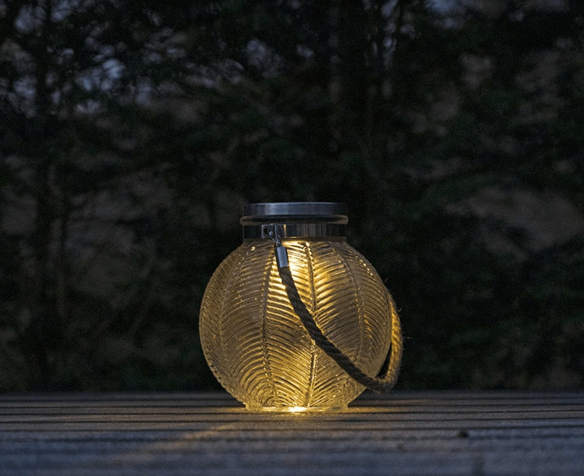 Lanterne med solceller i klar glas - VIAMAJA.DK