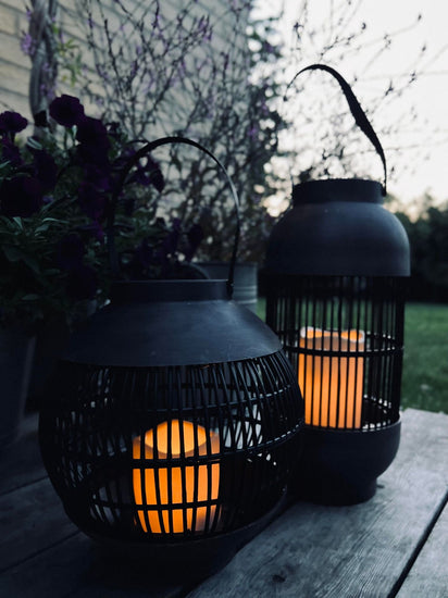 Lanterne med solceller Rattan Høj – Grå - VIAMAJA.DK